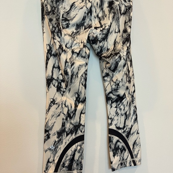 Lululemon Run: Inspire Crop II *All Luxtreme (Print) Granite Black Mojave Tan - Picture 9 of 11